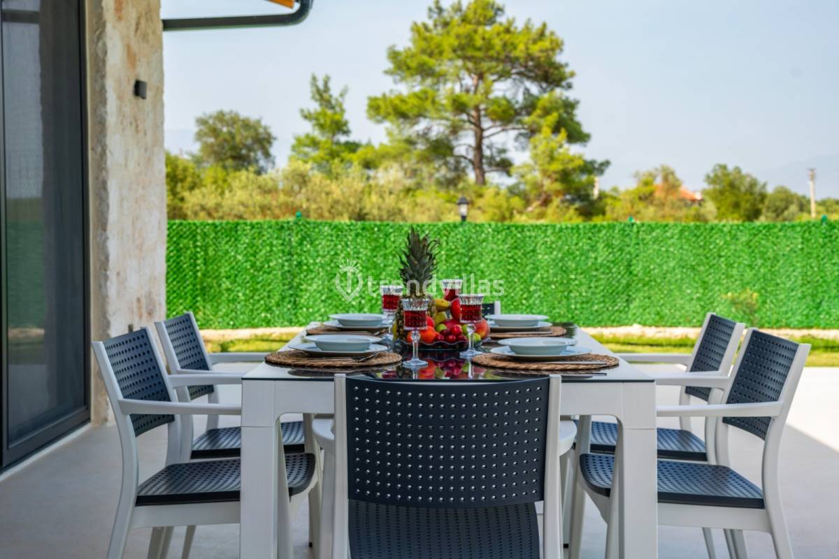 Villa Casaba Uğrar